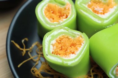 Tay tatlı ile krep rulo