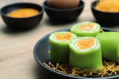 Tay tatlı ile krep rulo