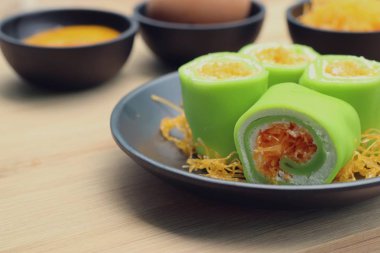 Tay tatlı ile krep rulo