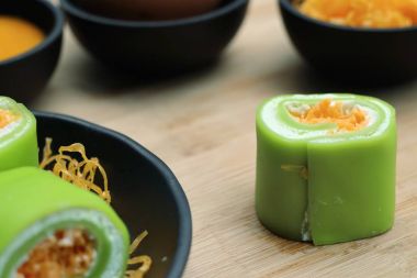 Tay tatlı ile krep rulo