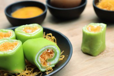 Tay tatlı ile krep rulo