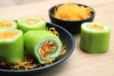 Tay tatlı ile krep rulo