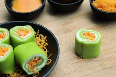 Tay tatlı ile krep rulo