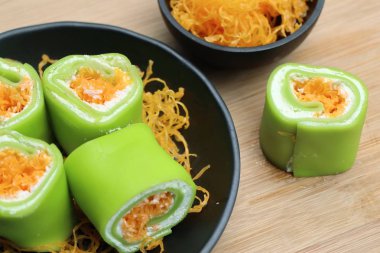 Tay tatlı ile krep rulo