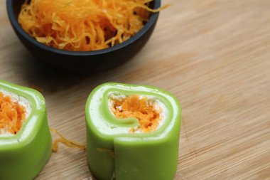 Tay tatlı ile krep rulo