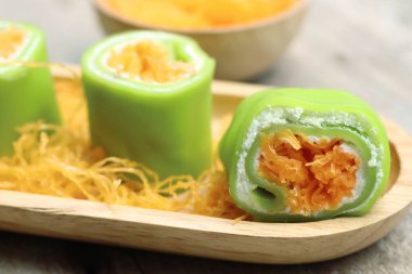 Tay tatlı ile krep rulo