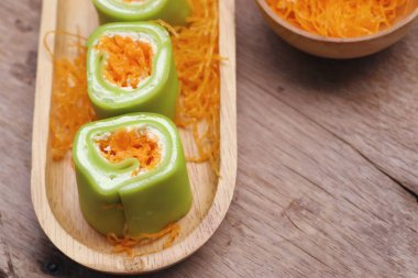 Tay tatlı ile krep rulo