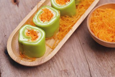 Tay tatlı ile krep rulo