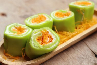 Tay tatlı ile krep rulo