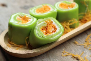 Tay tatlı ile krep rulo