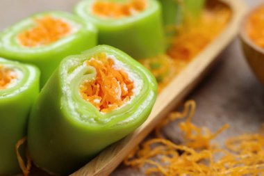 Tay tatlı ile krep rulo