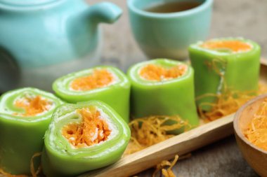 Tay tatlı ile krep rulo