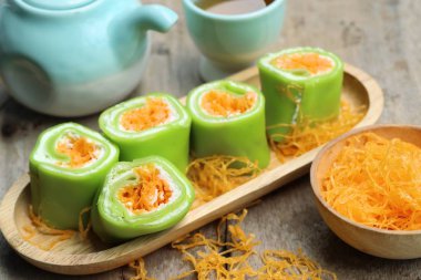 Tay tatlı ile krep rulo