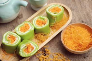 Tay tatlı ile krep rulo