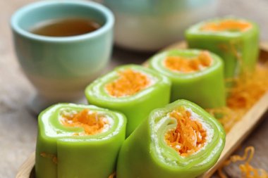 Tay tatlı ile krep rulo