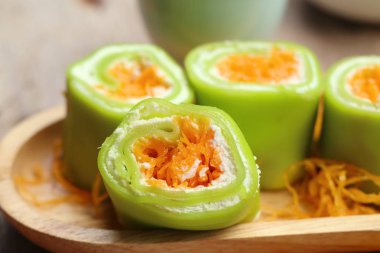 Tay tatlı ile krep rulo