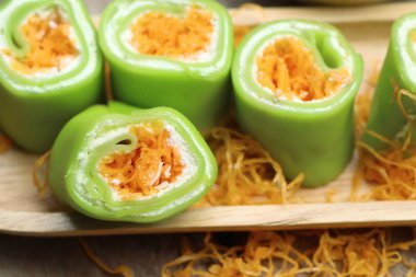 Tay tatlı ile krep rulo