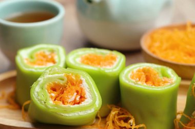 Tay tatlı ile krep rulo