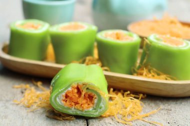 Tay tatlı ile krep rulo