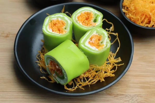 Tay tatlı ile krep rulo