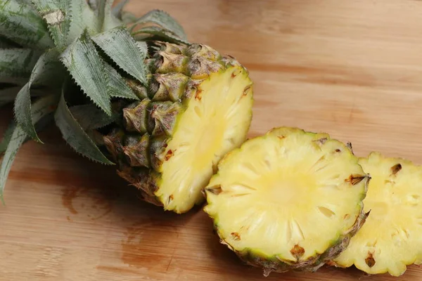 Vers schijfje ananas — Stockfoto