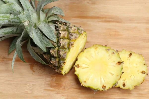 Čerstvý plátek ananasu — Stock fotografie