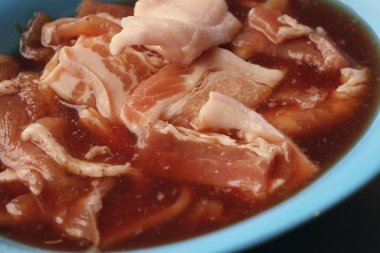 Fermente soslu domuz eti