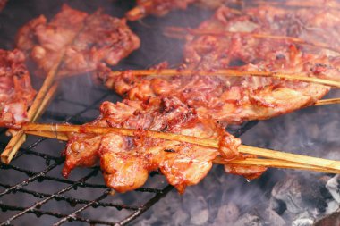 Sokakta ızgara tavuk