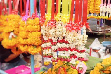 Yasemin çelenk içinde çarşı