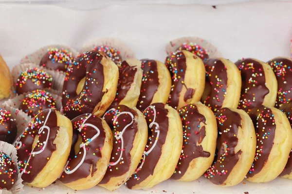 Donuts en la calle carretera — Foto de Stock