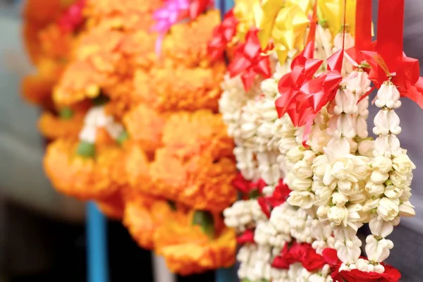 市場でジャスミンの花飾り — ストック写真