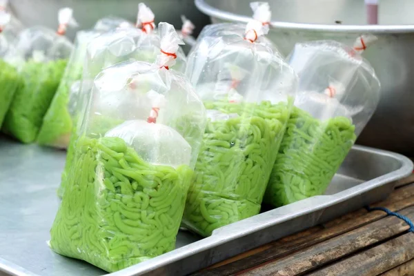 Grünes Dessert in Kokosmilch — Stockfoto