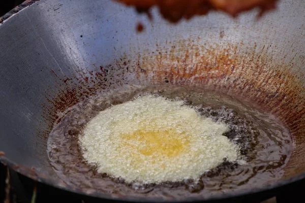 Massa frita na estrada de rua — Fotografia de Stock