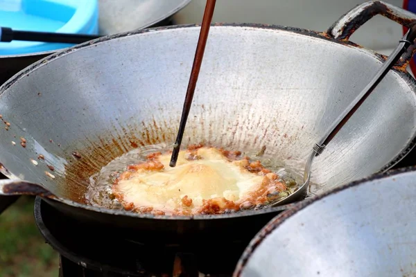 Massa frita na estrada de rua — Fotografia de Stock