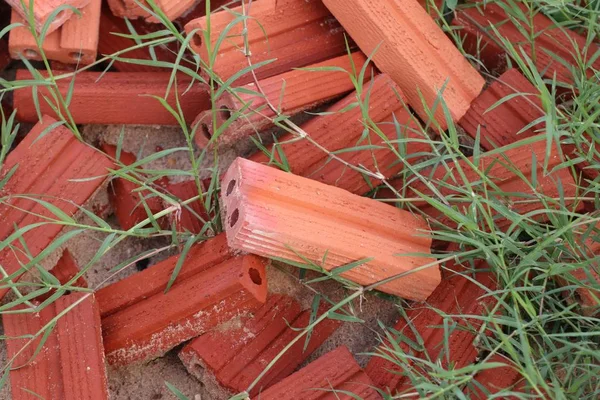 Ladrillo en la pila de arena — Foto de Stock