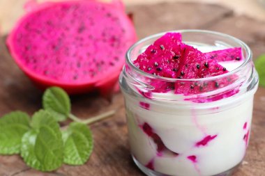 Dragon meyve smoothies yoğurt