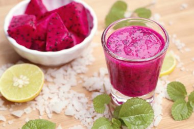 Dragon meyve suyu smoothies