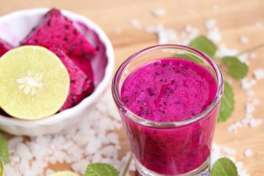 Dragon meyve suyu smoothies