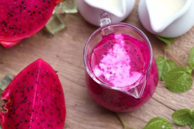 Dragon meyve süt smoothies 