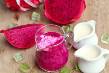 Dragon meyve süt smoothies 