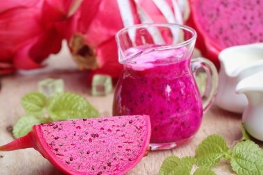 Dragon meyve süt smoothies 