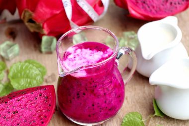 Dragon meyve süt smoothies 