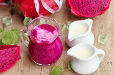 Dragon meyve süt smoothies 