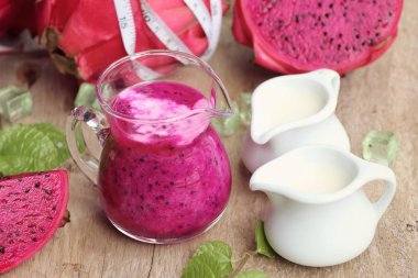 Dragon meyve süt smoothies 