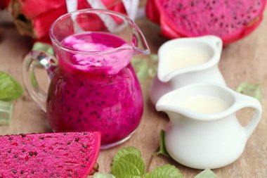 Dragon meyve süt smoothies 