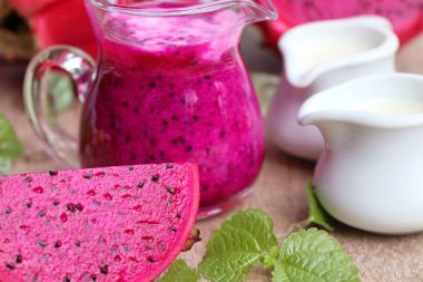 Dragon meyve süt smoothies 