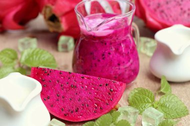 Dragon meyve süt smoothies 