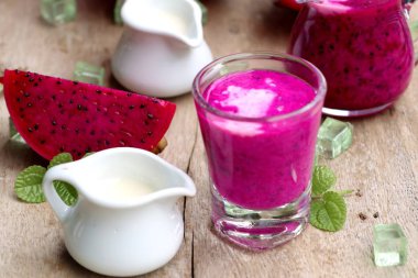 Dragon meyve süt smoothies 