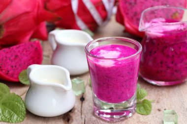 Dragon meyve süt smoothies 