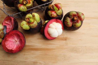 ahşap üzerinde mangosten meyve